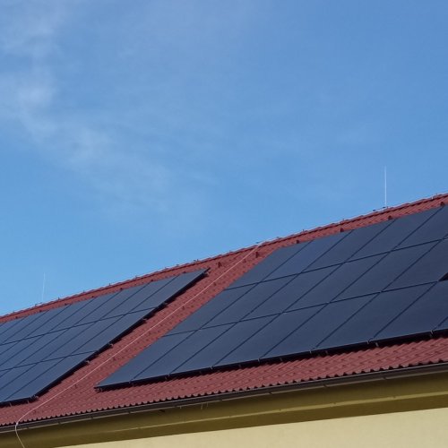 Fotovoltaický systém na provoz a ohřev vody pro firmu a restauraci (Heřmanův Městec)