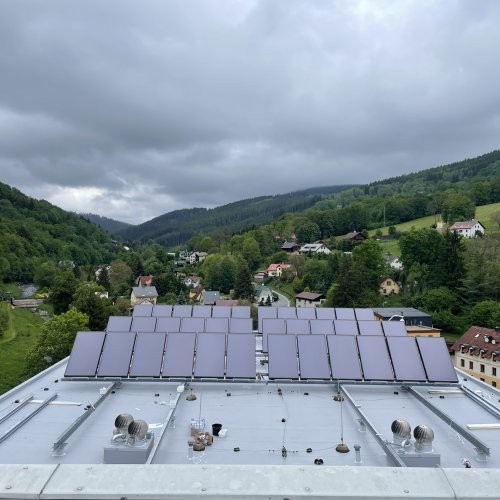 48 solárních kolektorů pro bytový dům ve Vrchlabí